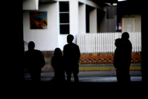 Condenan a dos jóvenes por violar a compañero de curso en colegio de Castro
