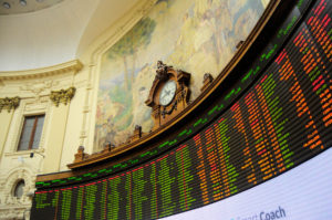 Bolsa suspende operaciones por derrumbe de acciones