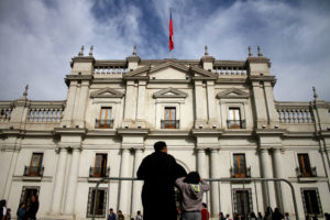 Defendamos la democracia: el llamado que hacen más de mil ciudadanos y rostros de la política chilena
