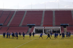 Banderazo de la U por el superclásico tuvo escasa convocatoria en el Estadio Nacional