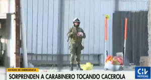 VIDEO | Carabinero en servicio es sorprendido sumándose a cacerolazo