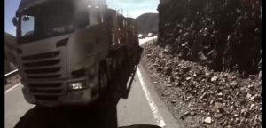 VIDEO | Camionero chileno es detenido en Argentina por peligrosa maniobra en la ruta