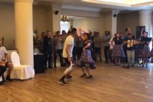 VIDEO | Mauricio Isla se luce bailando cueca y saca aplausos de sus compañeros de la Roja