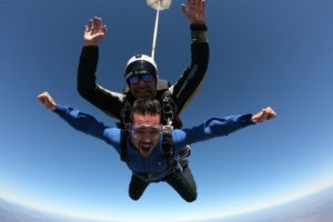 VIDEO | Mark González se lanza en paracaídas por una penitencia: 