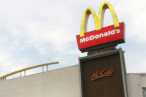 Condenan a McDonald's con millonaria multa por contratar a menor de edad