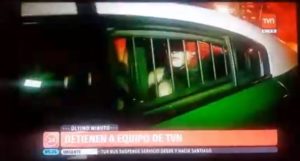 VIDEO | Periodista de TVN fue detenido durante despacho en vivo en medio de toque de queda