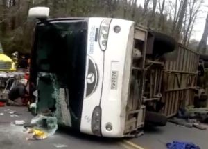 Dos muertos y más de 40 heridos en accidente de bus escolar en Curacautín