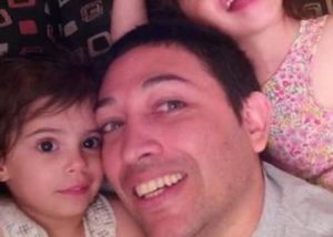 Matrimonio gay adoptó a menor con VIH que fue rechazada por 10 familias