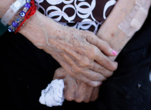 La guía que prepara el Minsal para enfrentar los suicidios en los adultos mayores