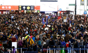 Aeropuerto de Santiago suspende y reprograma vuelos: tripulaciones no pudieron llegar