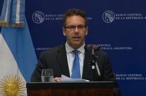 Argentina endurece mercado cambiario: solo se podrán comprar US$ 200 por mes