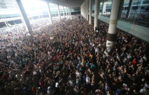 Manifestantes bloquearon accesos al aeropuerto en protesta por condenas contra líderes catalanes