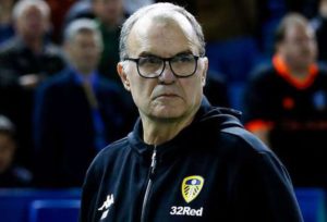 VIDEO | La nueva locura de Bielsa: llegó en buzo a gala del Leeds United