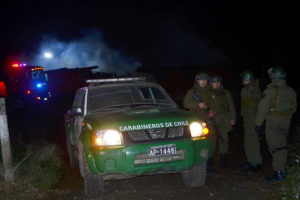 Dos carabineros lesionados tras ataque incendiario en Tirúa