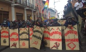 Ecuador en crisis: aumentan a cinco los fallecidos e indígenas retienen a policías en medio de las protestas
