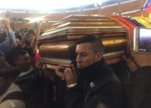 Ecuador: policías retenidos por indígenas fueron obligados a cargar féretro de dirigente