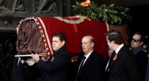 Nieta de Franco maldice a ministra durante exhumación de los restos del dictador español