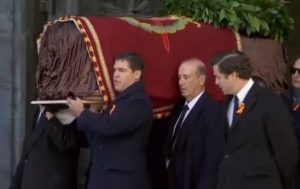 Exhuman los restos del dictador español Francisco Franco