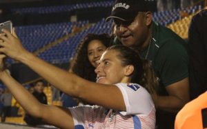 Castigan de por vida a hincha que manoseó a una futbolista en una selfie