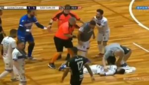 VIDEO | La brutal patada en la cara que dejó a un jugador inconsciente en el futsal de Brasil