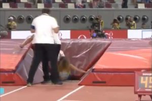 VIDEO | El ejemplo de superación de una atleta que batió un récord tras romper su garrocha