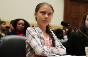 Aparece muñeco con el rostro de Greta Thunberg colgado en un puente