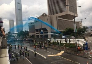 Aumenta la tensión: policías de Hong Kong mojan a manifestantes con pintura azul para marcarlos