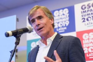 Ex ministro José Ramón Valente reaparece en actividad de Fundación Chile