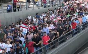 Multitudinarias protestas en el Líbano por anuncio de impuesto por utilizar WhatsApp