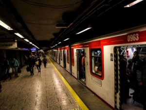 Metro cierra estaciones por nuevas evasiones masivas