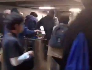 Evasión masiva llega a estación Viña del Mar del Metro de Valparaíso