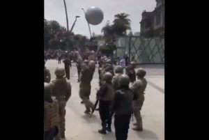 VIDEO | Militares juegan voleibol con manifestantes en Viña del Mar