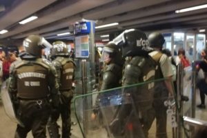 VIDEO | Metro cierra ocho estaciones por evasión masiva: República termina con daños