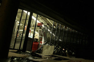 Santiago Centro: hombre habría muerto electrocutado tras saqueo en supermercado