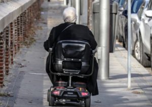 Anciana de 81 años fue detenida por traficar 17 kilos cocaína en su silla de ruedas