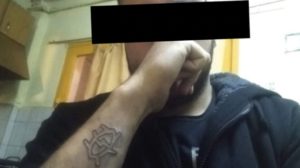 No le gustó como quedó su tatuaje y se lo quitó con un rallador de queso