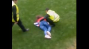 VIDEO | Hincha terminó fracturada tras caer a foso en partido de la Roja Femenina