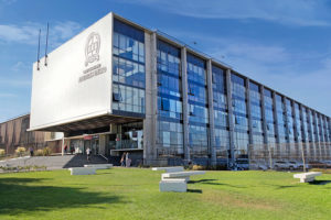 Los institutos y universidades que suspenderán sus actividades este martes