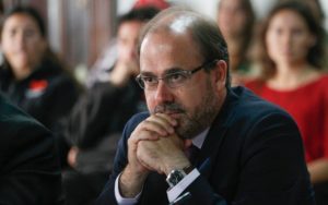 Ex ministro Undurraga llama a 
