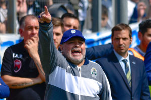 El dia de furia de Maradona con árbitro tras cobro de penal en contra de Gimnasia
