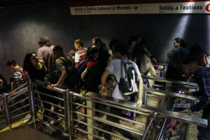 VIDEO | Estudiantes vuelven a protagonizar evasión masiva en estaciones del Metro