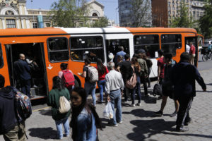 Adelantan refuerzo de buses en Santiago a las 15 horas
