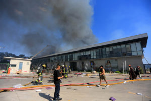 Familiares de fallecidos en incendio de bodega Kayser se querellaron por homicidio