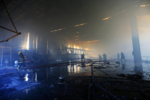 Familias de fallecidos en bodega de Kayser cuestionaron actuar del SML