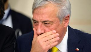 Funcionarios de salud funan al ministro Mañalich durante visita a herido por perdigones