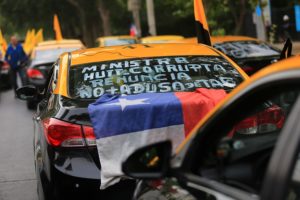 Taxistas protestaron en Santiago y pidieron la salida de la ministra Gloria Hutt