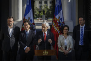 Piñera firma proyecto para aumentar ingreso mínimo a $350 mil