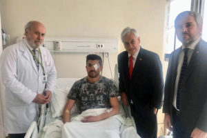 Piñera visita a paramédico con lesión ocular por perdigón de Carabineros