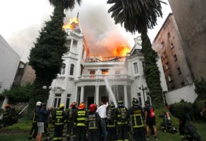 FOTOS | Bomberos combate incendio en sede de U. Pedro de Valdivia