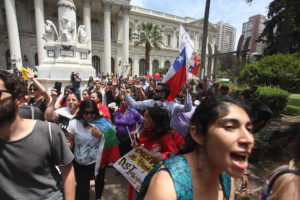 FOTOS | Manifestantes ingresan al jardín del ex Congreso Nacional en Santiago